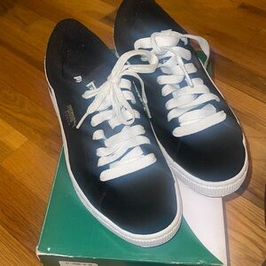 Puma Sneakers size 5.5 in big Kids size 7 in women’s size.